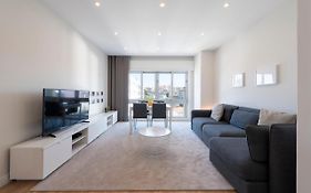 Lovelystay - Downtown Modern 2Br Flat With Free Parking
